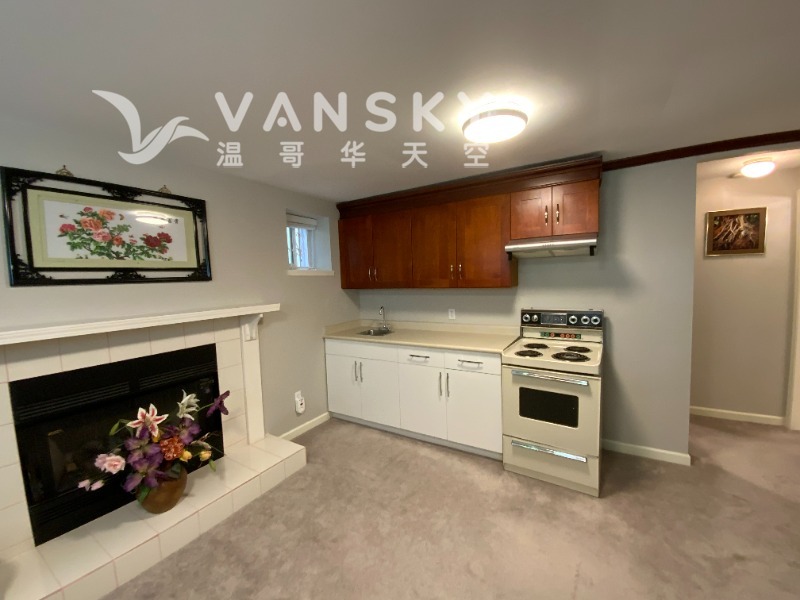 250413104816_kitchen with flowers.jpeg